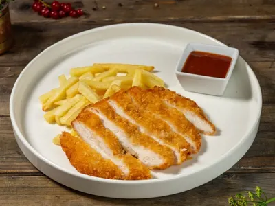 Шницель из курицы с картофелем фри