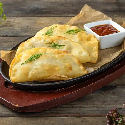 Мини-чебуреки с соусом сацебели