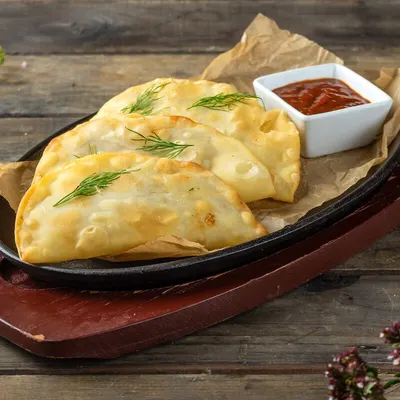 Мини-чебуреки с томатным соусом 